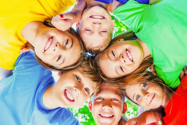 Gruppo di bambini che si abbracciano — Foto Stock