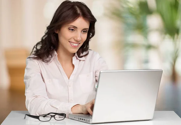 Young businesswoman working with laptop — Stock Photo, Image