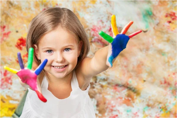 Niña mostrando las manos pintadas —  Fotos de Stock