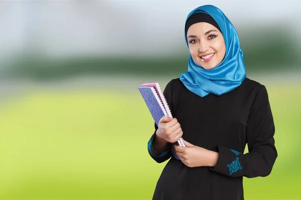 Молодая мусульманка с блокнотами — стоковое фото