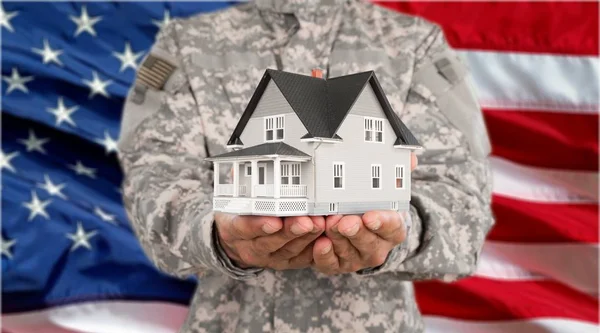 Militer pria Holding House Model — Stok Foto