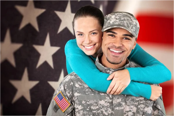 Usmívající se voják s manželkou — Stock fotografie