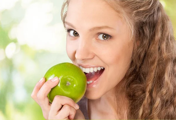 아름 다운 젊은 여자 먹는 사과 — 스톡 사진