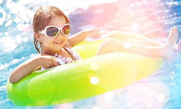 Menina nadando na piscina — Fotografia de Stock