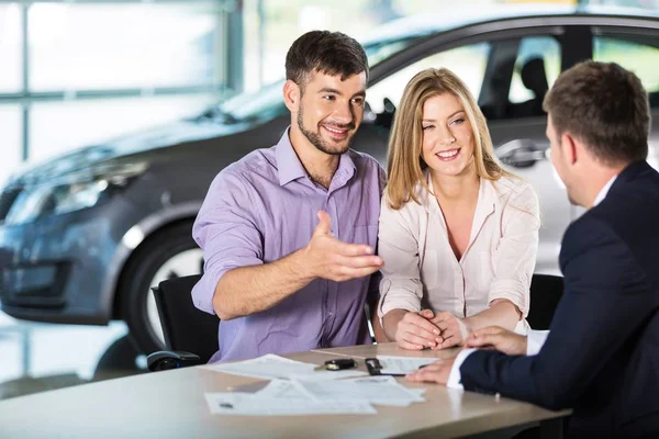 Glückliches Paar mit Autohändler — Stockfoto