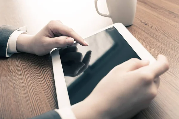 Mujer usando tableta digital — Foto de Stock