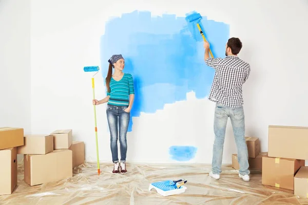 Pareja joven pintando paredes —  Fotos de Stock