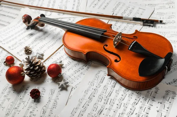 Скрипка, Записки та різдвяний декор — стокове фото