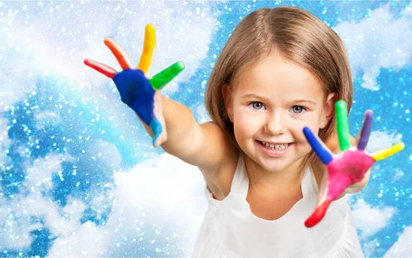 Niña con manos pintadas de colores — Foto de Stock
