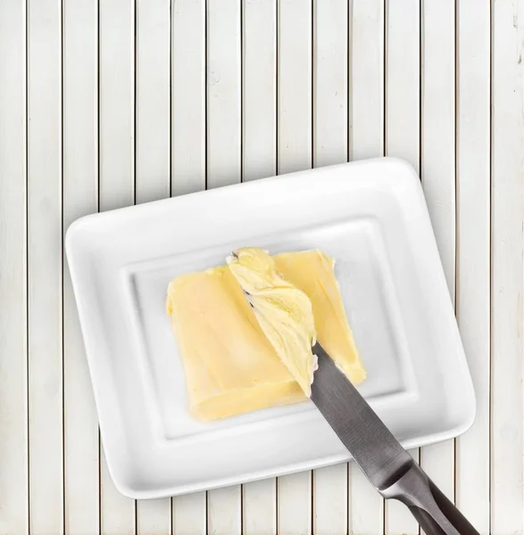 Manteiga fresca fatiada em recipiente — Fotografia de Stock
