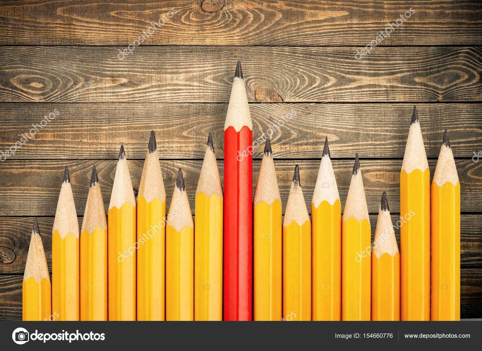 желтый карандаш на фоне серых карандашей. три желтых карандаша. желтый цветной карандаш. желтый карандаш.