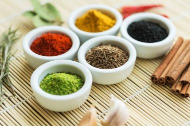 çeşitli renkli baharat