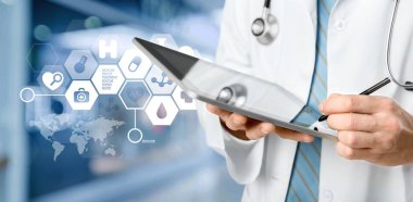 dijital tablet kullanan doktor 