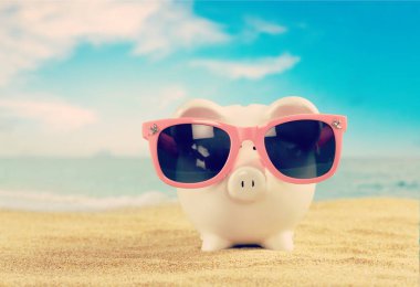 Sahilde güneş gözlüğü ile Piggy banka