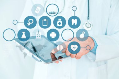 tablet pc ile çalışan doktor