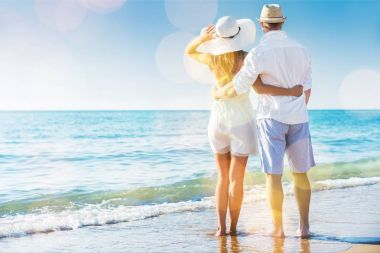 genç bir çift deniz tarafından