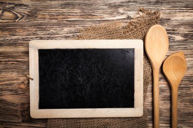 Küçük boş yazı tahtası ve kaşık