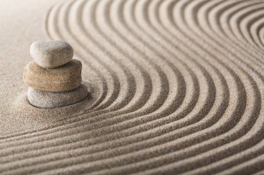 Zen taşları kumda