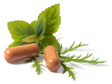 Organik hapları ile nane yaprakları