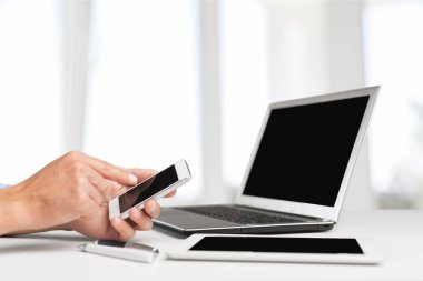 el telefon kullanarak ve dizüstü