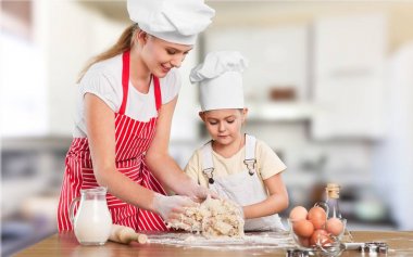 Anne ve kızı mutfakta.