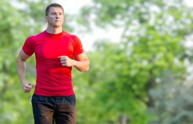 yakışıklı delikanlı koşu