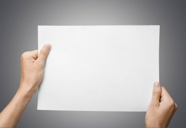 boş kağıt tutan eller
