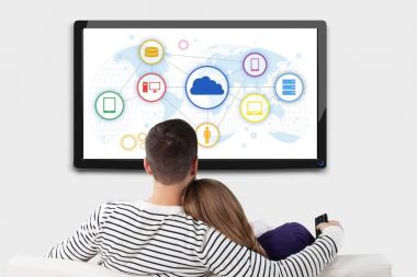 çift televizyon izliyor. 