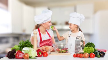 Anne ve kızı mutfakta.