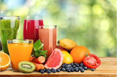 lezzetli meyve ve meyve suyu vitaminler ile