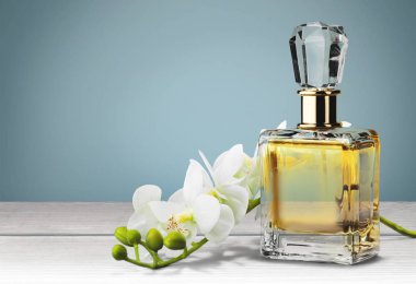 parfüm şişesi ve çiçekler 