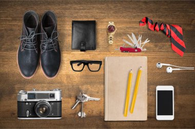 ahşap arka planda farklı nesnelerin üst görünümü 