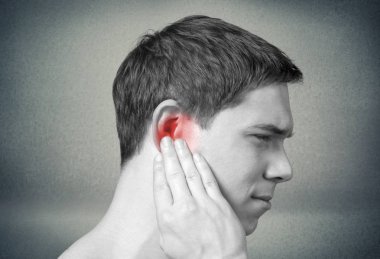 Kulak ağrısı ile genç adam