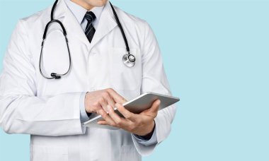 tablet pc ile çalışan doktor