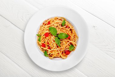 Beyaz tabakta lezzetli makarna