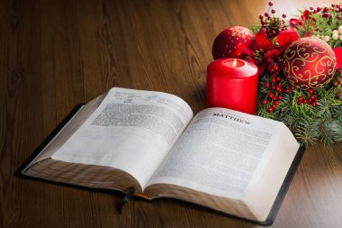 Matthew İncil mum ile