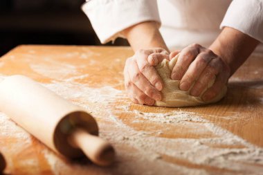 Kadının el hamur yoğurmak
