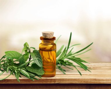 Petrol şişe ve yeşil otlar