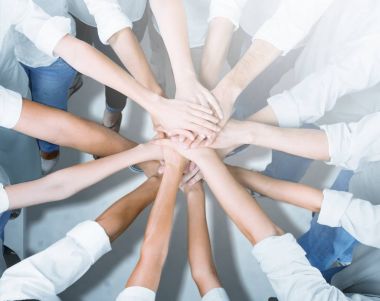 El ele tutuşan insanlar 