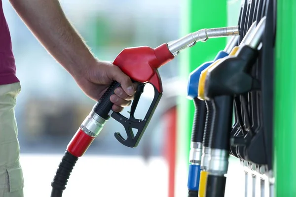 Pumpa gas på bensinpump. — Stockfoto