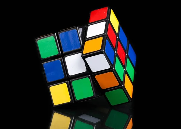 Arka plan üzerinde Rubik küpü. — Stok fotoğraf