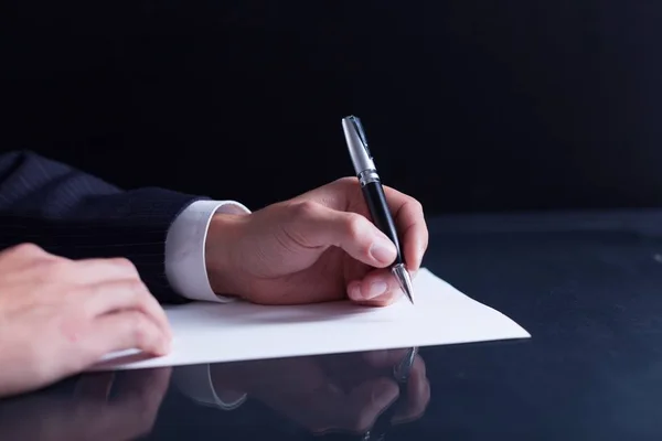 Zakenman tekent een contract. — Stockfoto