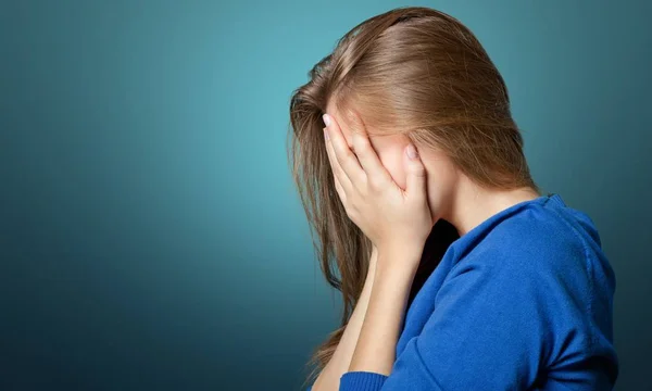 Jovem mulher chorando — Fotografia de Stock