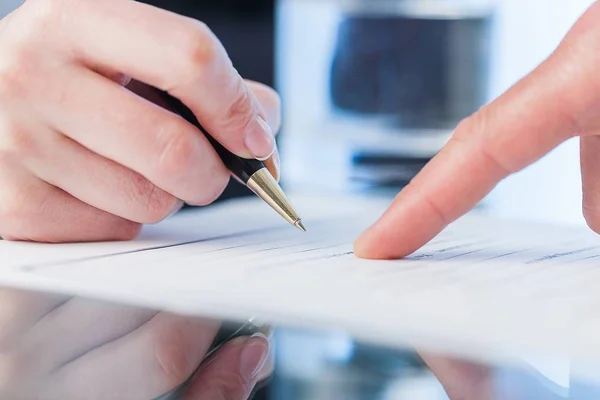 Empresario está firmando un contrato — Foto de Stock