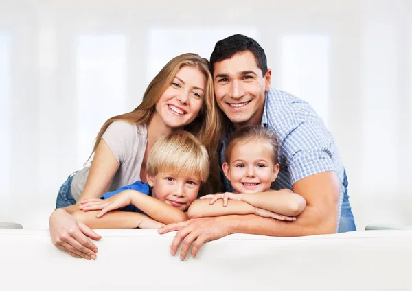 Hermosa familia sonriente en la habitación —  Fotos de Stock