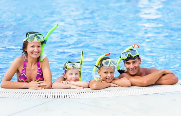 Ευτυχισμένη οικογένεια που παίζει στην πισίνα. — Φωτογραφία Αρχείου