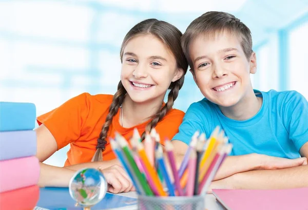 Enfants assis à la table pendant la leçon — Photo