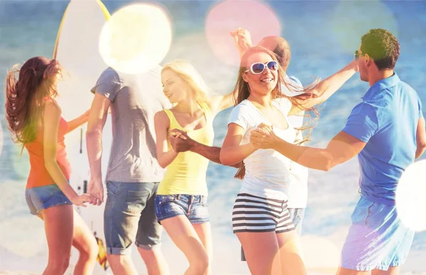 Amigos divirtiéndose juntos en la playa — Foto de Stock