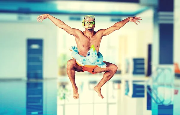 游泳运动员戴口罩及充气环 — 图库照片