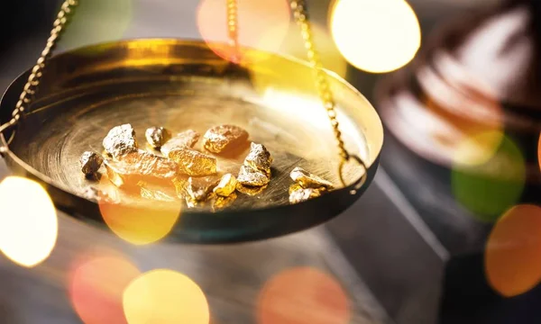 Nuggets de ouro pequeno em escala de medição — Fotografia de Stock